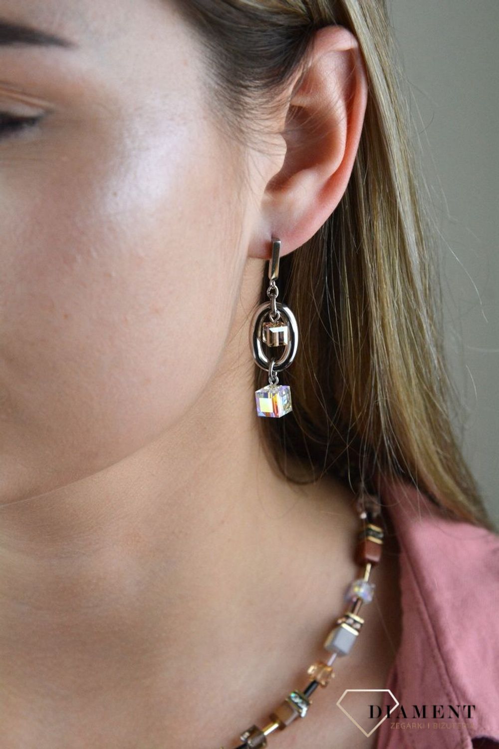 Kolczyki srebrne wiszące Coeur de Lion owalne z kryształkami Swarovski 4520211210. Miłośniczki biżuterii pokochają te wspaniałe kolczyki z nutką ekstrawagancji. Piękne owalne kolczyki z połyskujących kryształkó.jpg