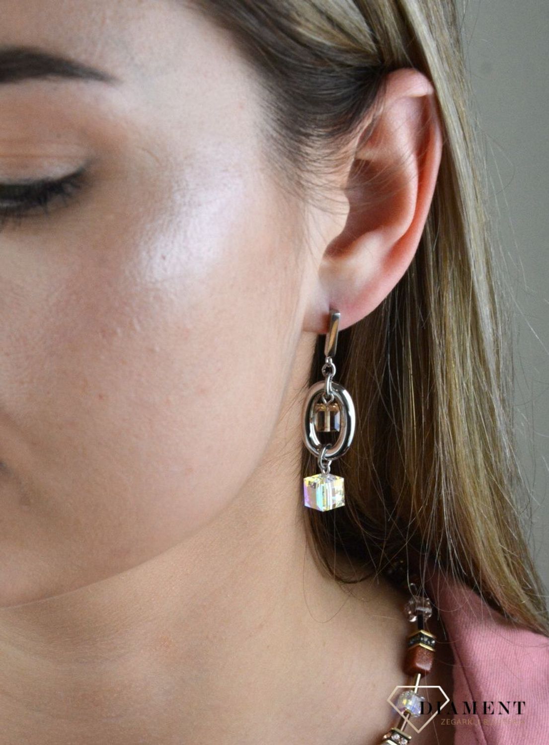 Kolczyki srebrne wiszące Coeur de Lion owalne z kryształkami Swarovski 4520211210. Miłośniczki biżuterii pokochają te wspaniałe kolczyki z nutką ekstrawagancji. Piękne owalne kolczyki z połyskujących kryształkó.jpg