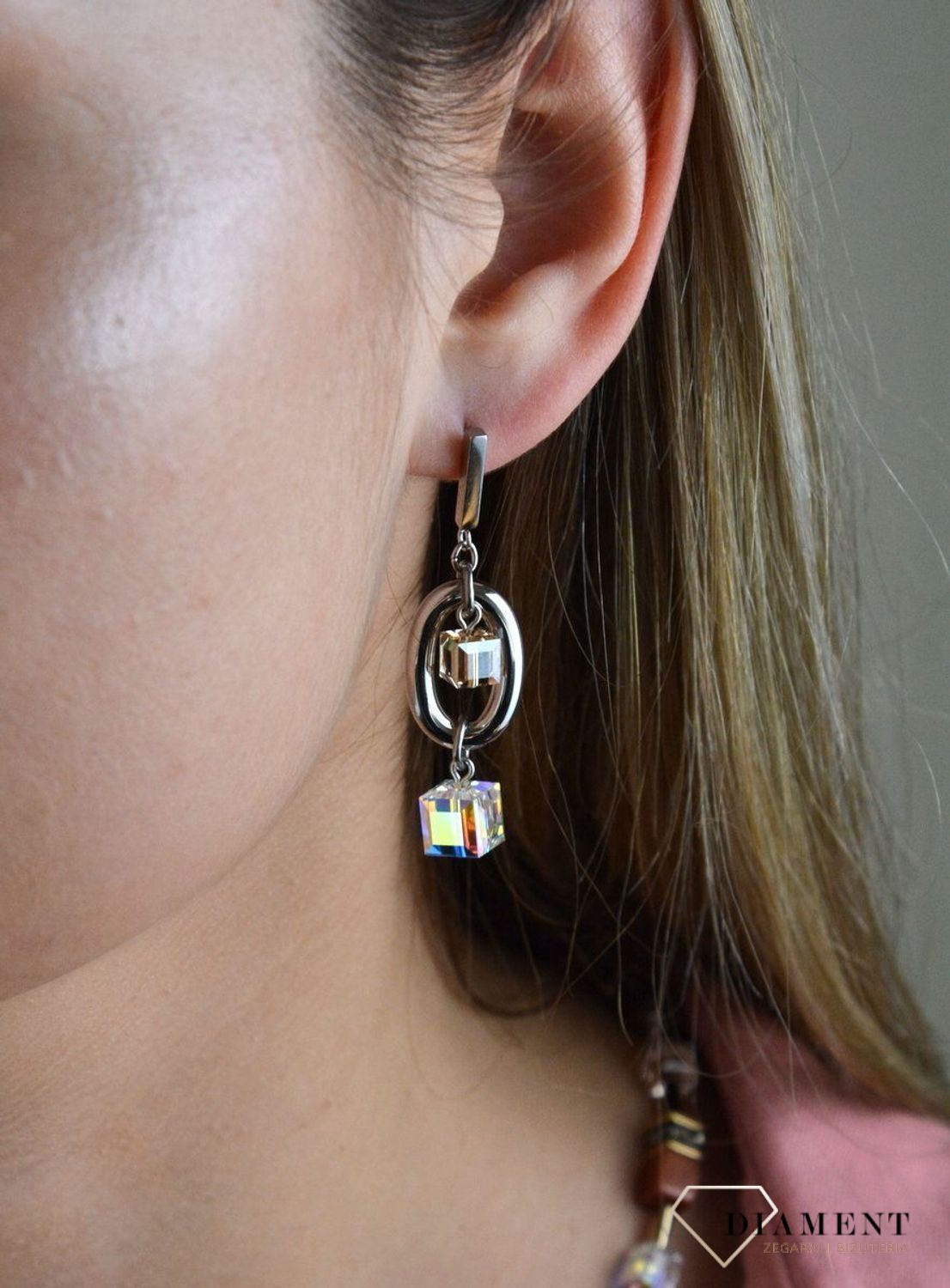 Kolczyki srebrne wiszące Coeur de Lion owalne z kryształkami Swarovski 4520211210. Miłośniczki biżuterii pokochają te wspaniałe kolczyki z nutką ekstrawagancji. Piękne owalne kolczyki z połyskujących kryształkó.jpg