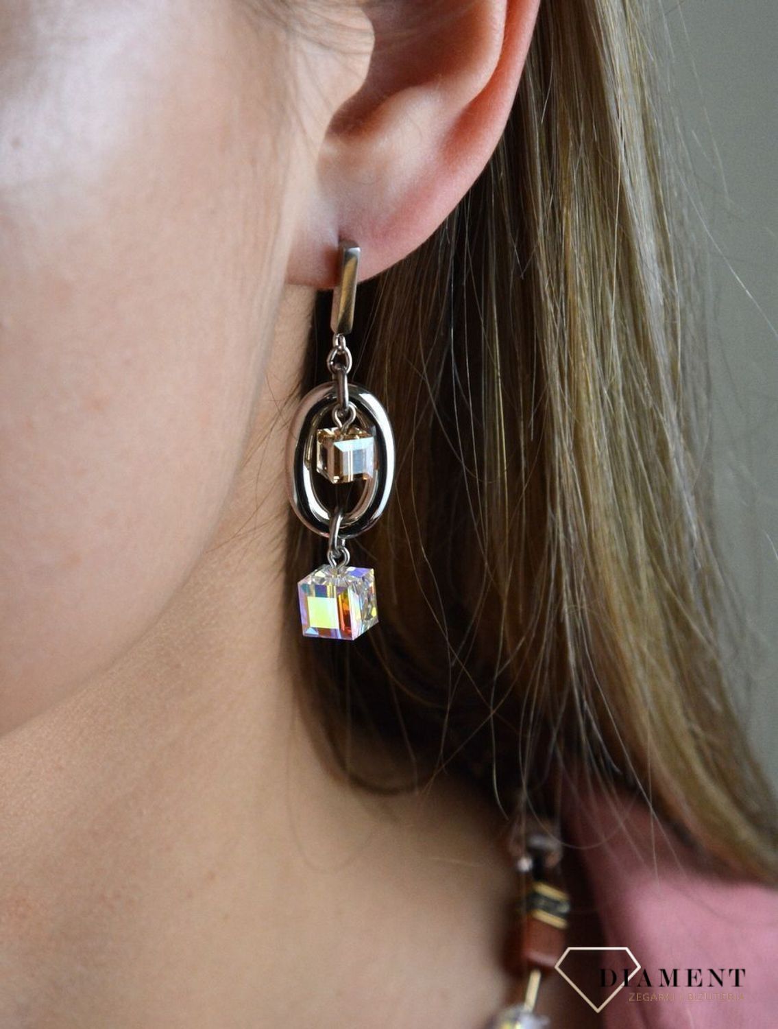 Kolczyki srebrne wiszące Coeur de Lion owalne z kryształkami Swarovski 4520211210. Miłośniczki biżuterii pokochają te wspaniałe kolczyki z nutką ekstrawagancji. Piękne owalne kolczyki z połyskujących kryształkó.jpg