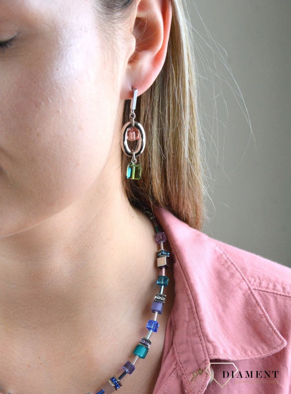 Kolczyki srebrne wiszące Coeur de Lion owalne z kryształkami Swarovski 4520211561. Miłośniczki biżuterii pokochają te wspaniałe kolczyki z nutką ekstrawagancji. Piękne owalne kolczyki z połyskujących kryształkó.jpg