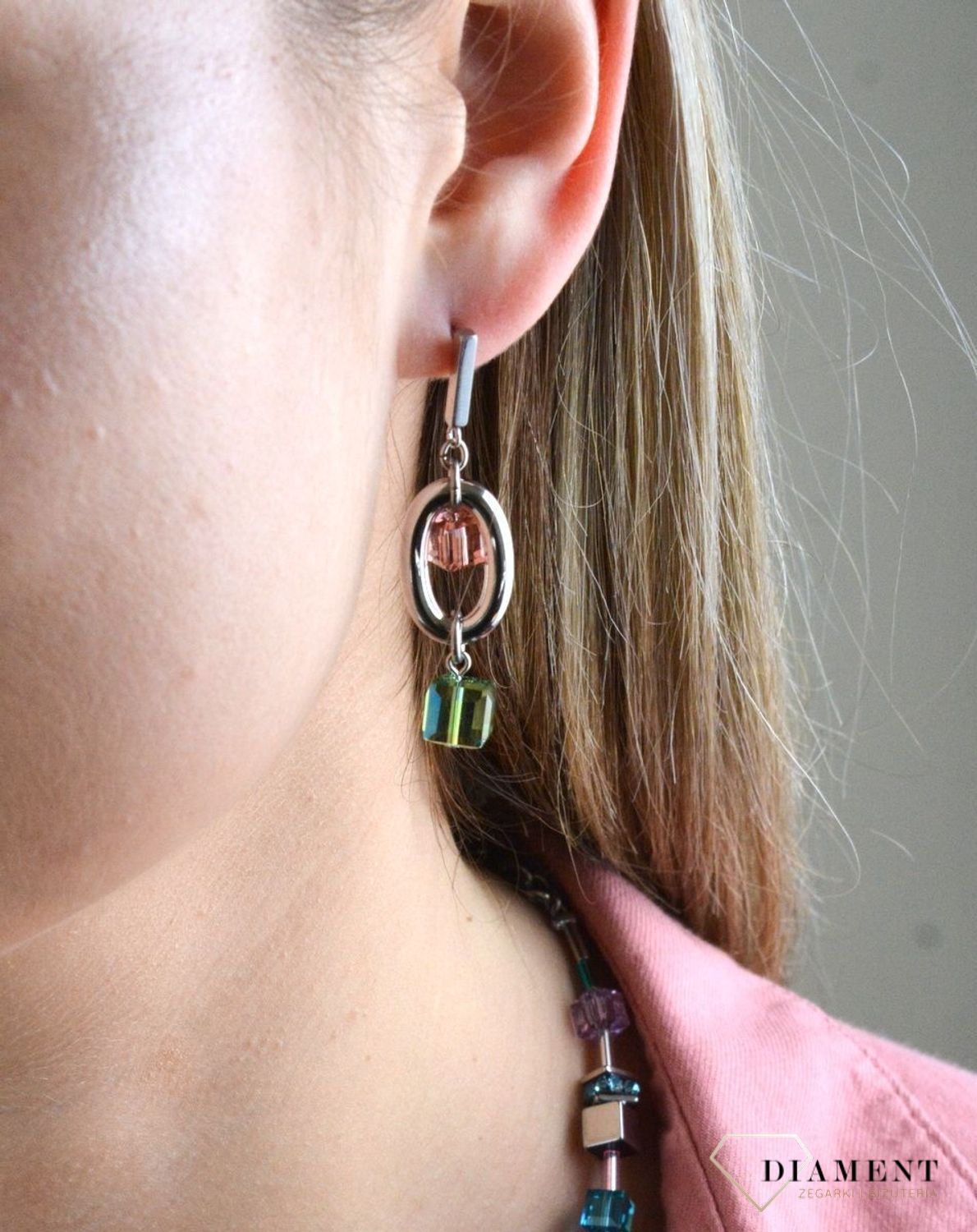 Kolczyki srebrne wiszące Coeur de Lion owalne z kryształkami Swarovski 4520211561. Miłośniczki biżuterii pokochają te wspaniałe kolczyki z nutką ekstrawagancji. Piękne owalne kolczyki z połyskujących kryształkó.jpg