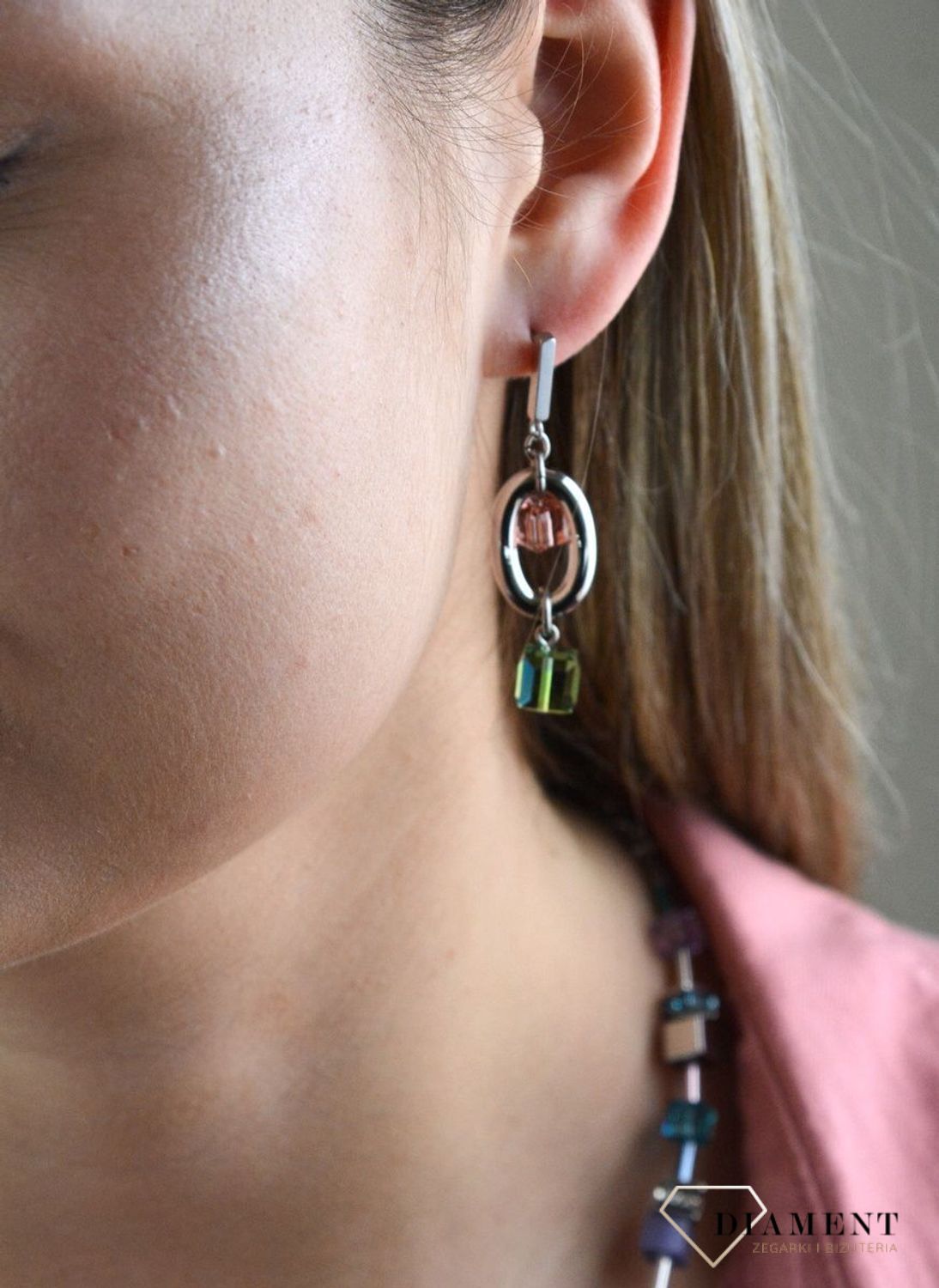 Kolczyki srebrne wiszące Coeur de Lion owalne z kryształkami Swarovski 4520211561. Miłośniczki biżuterii pokochają te wspaniałe kolczyki z nutką ekstrawagancji. Piękne owalne kolczyki z połyskujących kryształkó.jpg