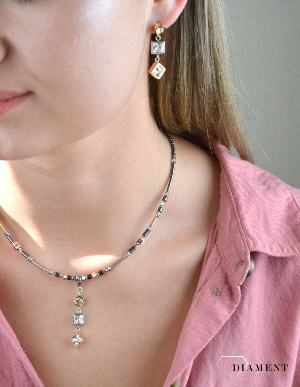 Kolczyki pozłacane wiszące Coeur de Lion z białymi kryształkami Swarovski 4545211633. Biżuteria wykonywana ręcznie. Doskonała na prezent. Nietypowy dodatek. Ekstrawagancka biżuteria..jpg