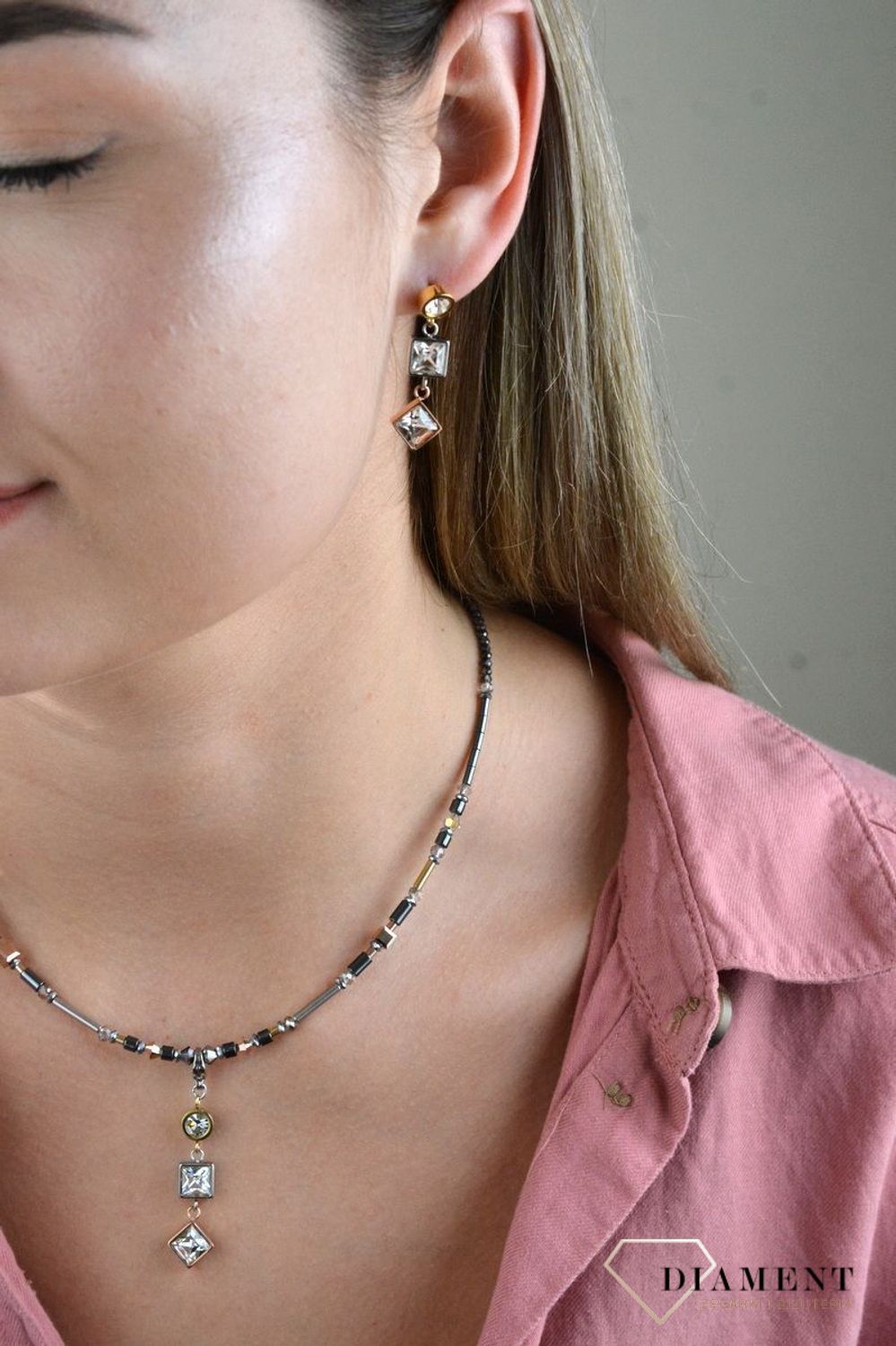 Kolczyki pozłacane wiszące Coeur de Lion z białymi kryształkami Swarovski 4545211633. Biżuteria wykonywana ręcznie. Doskonała na prezent. Nietypowy dodatek. Ekstrawagancka biżuteria..jpg