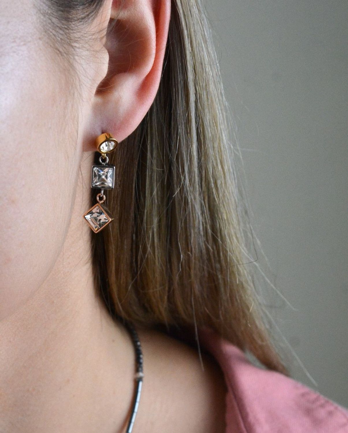 Kolczyki pozłacane wiszące Coeur de Lion z białymi kryształkami Swarovski 4545211633. Biżuteria wykonywana ręcznie. Doskonała na prezent. Nietypowy dodatek. Ekstrawagancka biżuteria..jpg