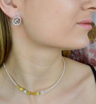 Bransoletka damska Swarovski Coeur De Lion beżowe kryształy Kolczyki Gratis 4564300100. Krótki naszyjnik choker z beżowymi i żółtymi kamieniami..JPG