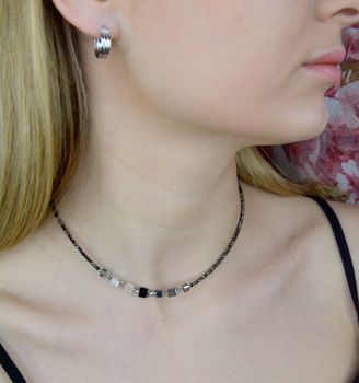 Bransoletka damska Swarovski Coeur De Lion czarne kryształy Kolczyki Gratis 4564301200. Bransoletka ozdobiona fasetowanymi kryształkami w kolorze szarym, kryształkami Swarovsk (2) choker krótki z kryształami.JPG