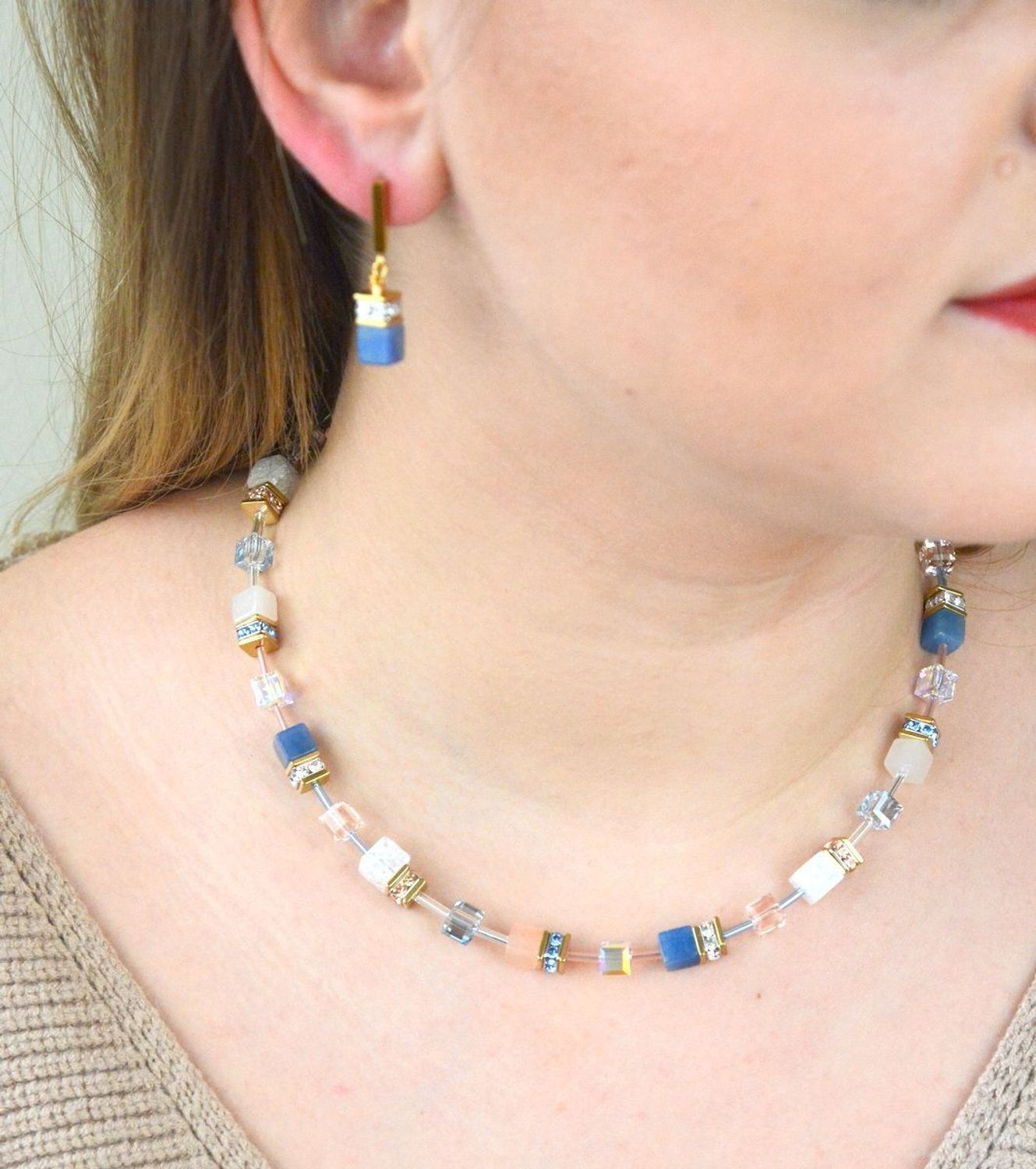 Naszyjnik damski Swarovski Coeur De Lion niebieski i różowy awenturyn 4605100720. Biżuteria idealna zarówno na eleganckie, jak i niezobowiązujące okazje, wykonana z połyskujących kryształów Swarovski®. I.jpg