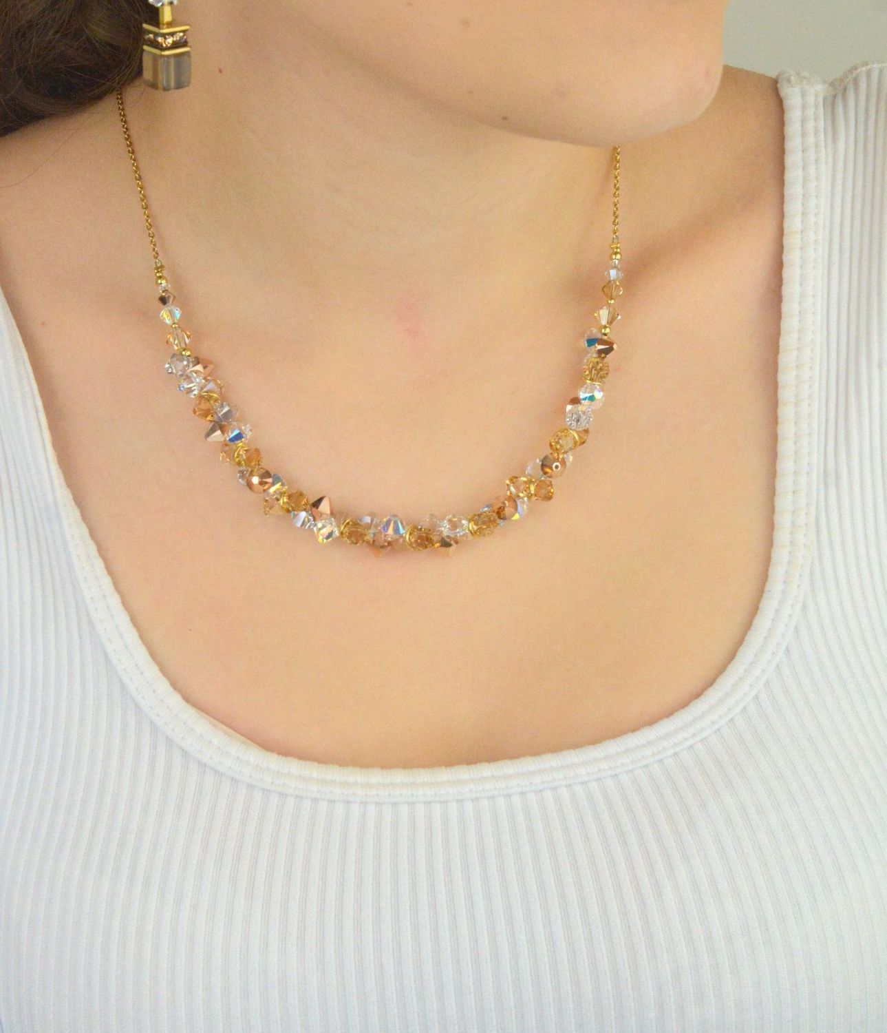 Naszyjnik damski Dancing Crystals COEUR DE LION 4639101016 – złoto-beżowy z kryształami Swarovskii (2).jpg