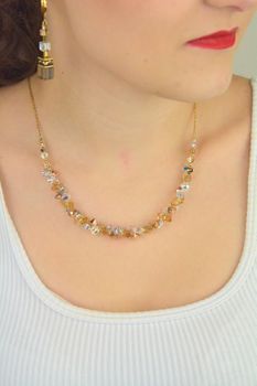 Naszyjnik COEUR DE LION z kolekcji Dancing Crystals 4639101016 – pozłacany łańcuszek z kryształami Swarovski® w odcieniach beżu i bieli. Regulowana długość, etui i certyfikat (1).JPG