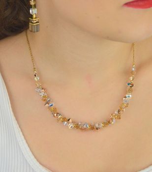 Naszyjnik COEUR DE LION z kolekcji Dancing Crystals 4639101016 – pozłacany łańcuszek z kryształami Swarovski® w odcieniach beżu i bieli. Regulowana długość, etui i certyfikat (2).JPG