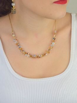 Naszyjnik COEUR DE LION z kolekcji Dancing Crystals 4639101016 – pozłacany łańcuszek z kryształami Swarovski® w odcieniach beżu i bieli. Regulowana długość, etui i certyfikat (3).JPG