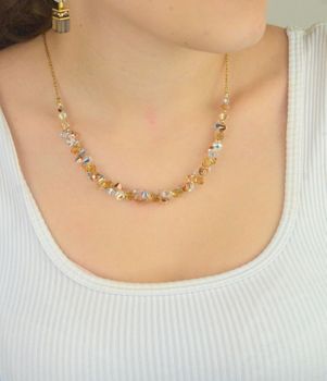 Naszyjnik COEUR DE LION z kolekcji Dancing Crystals 4639101016 – pozłacany łańcuszek z kryształami Swarovski® w odcieniach beżu i bieli. Regulowana długość, etui i certyfikat (4).JPG