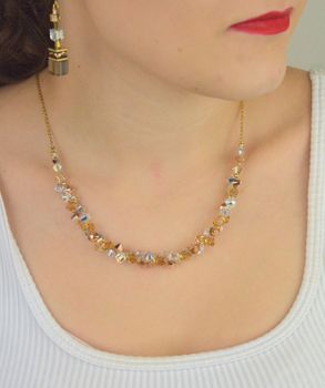 Naszyjnik COEUR DE LION z kolekcji Dancing Crystals 4639101016 – pozłacany łańcuszek z kryształami Swarovski® w odcieniach beżu i bieli. Regulowana długość, etui i certyfikat (5).JPG