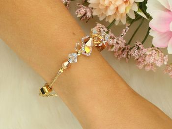 Bransoletka damska Dancing Crystals od COEUR DE LION w odcieniu złota i beżu 4639301016. Kryształy Swarovski®, regulowana długość, ekskluzywne opakowanie. Idealna na prezent! (3).jpg