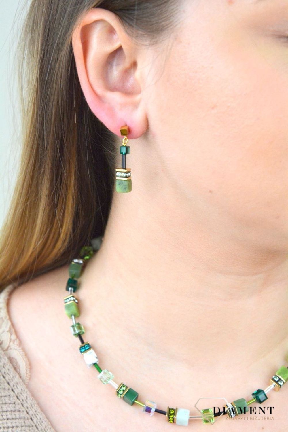 Kolczyki damskie Swarovski Coeur De Lion zielony awenturyn 4905210500. Biżuteria idealna zarówno na eleganckie, jak i niezobowiązujące okazje, wykonana z połyskujących kryształów Swarovski®. Idealny pomysł na prezent. 33.jpg