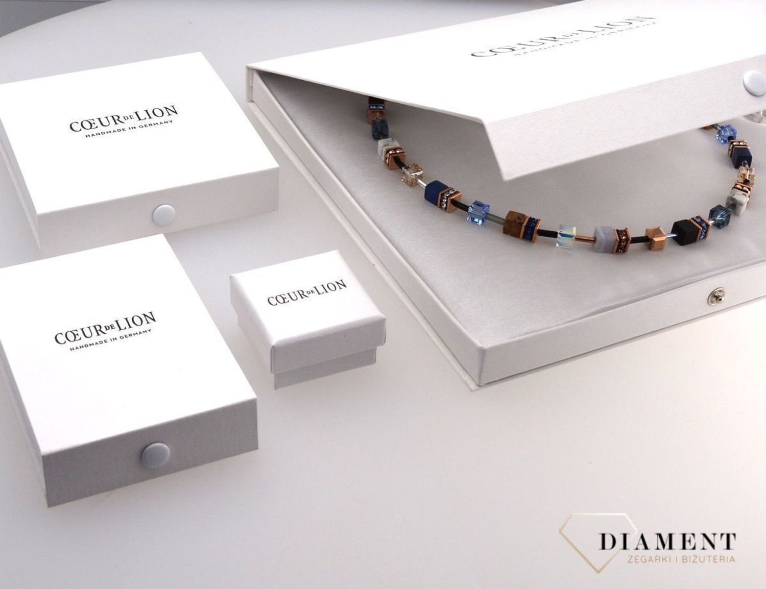 Kolczyki damskie Swarovski Coeur De Lion 4905211100. Kolczyki damskie Swarovski o barwie żółtego złota Coeur De Lion  ponadczasowo piękne kolczyki z kolekcji GeoCUBE® zdobione różowym matowym kamieniem naturaln.jpg