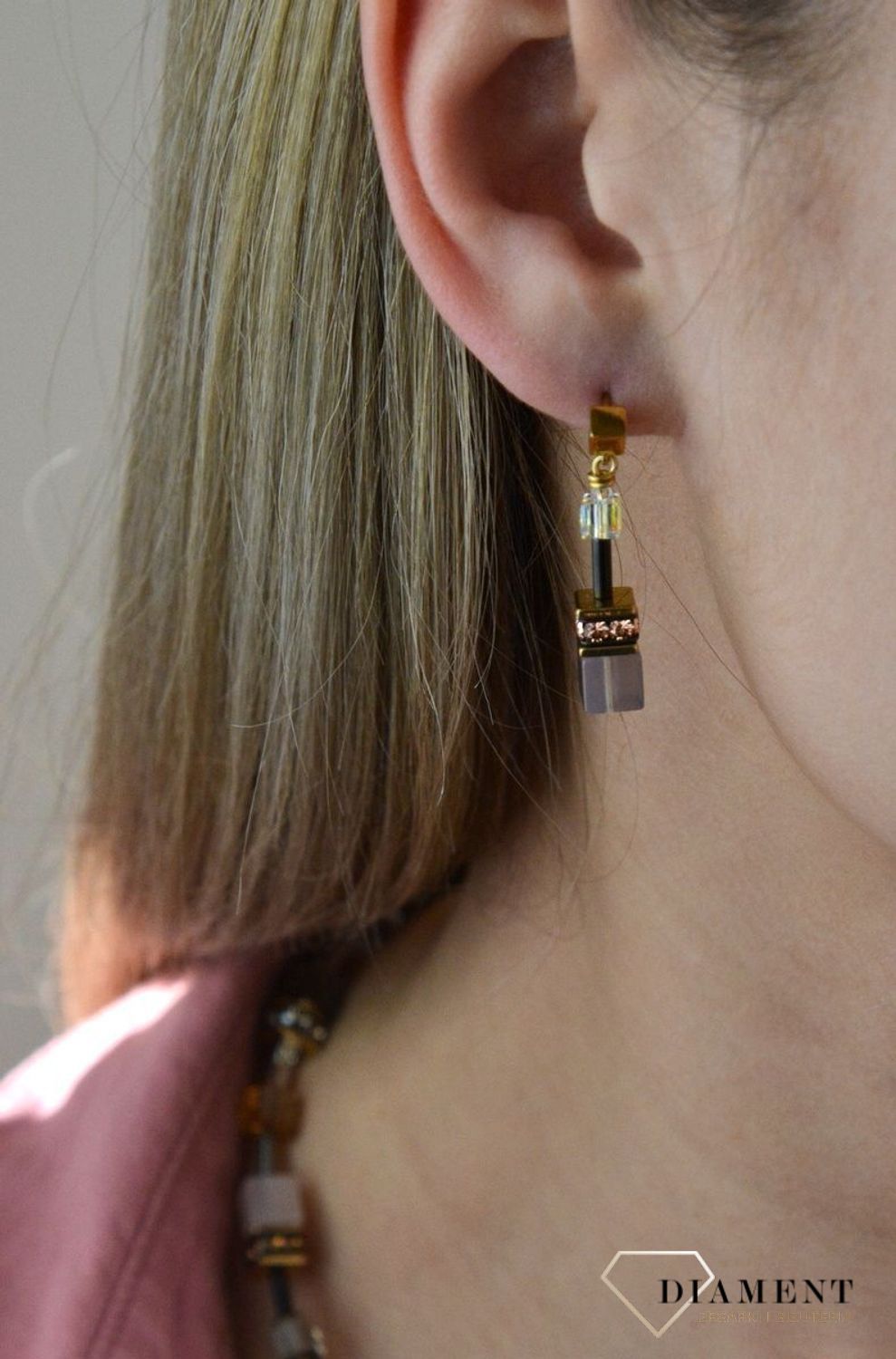 Kolczyki damskie Swarovski Coeur De Lion 4905211100. Kolczyki damskie Swarovski o barwie żółtego złota Coeur De Lion  ponadczasowo piękne kolczyki z kolekcji GeoCUBE® zdobione różowym matowym kamieniem naturaln.jpg