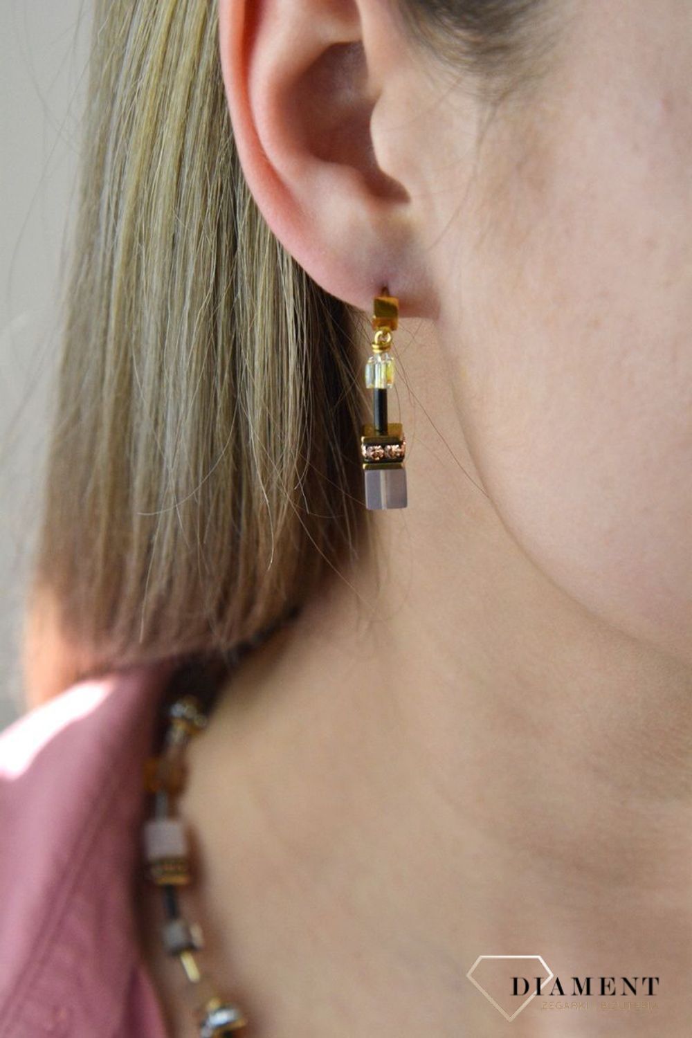 Kolczyki damskie Swarovski Coeur De Lion 4905211100. Kolczyki damskie Swarovski o barwie żółtego złota Coeur De Lion  ponadczasowo piękne kolczyki z kolekcji GeoCUBE® zdobione różowym matowym kamieniem naturaln.jpg