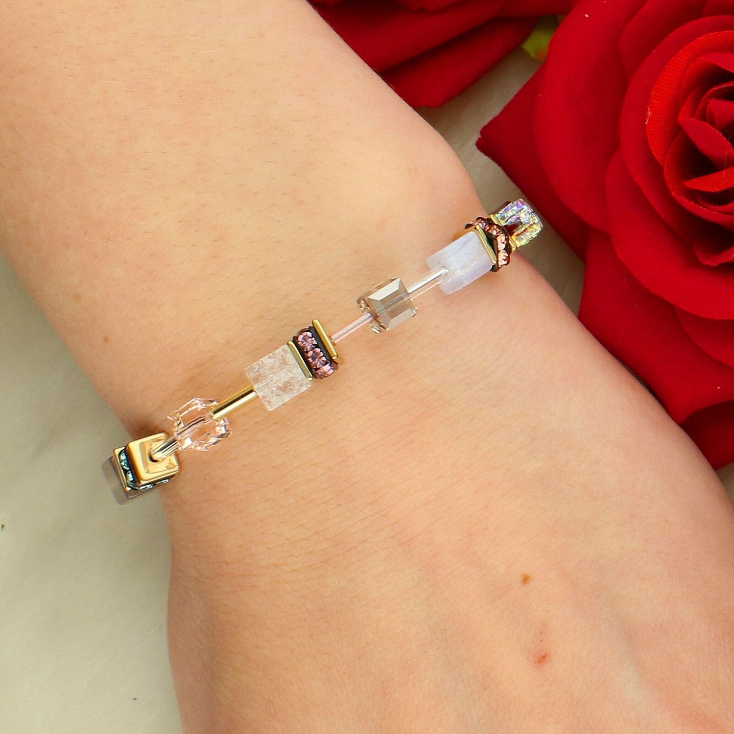 Bransoletka damska Coeur de Lion GeoCUBE® Iconic Precious Golden Blush 4905301924 – złota z naturalnymi kamieniami (1).jpg