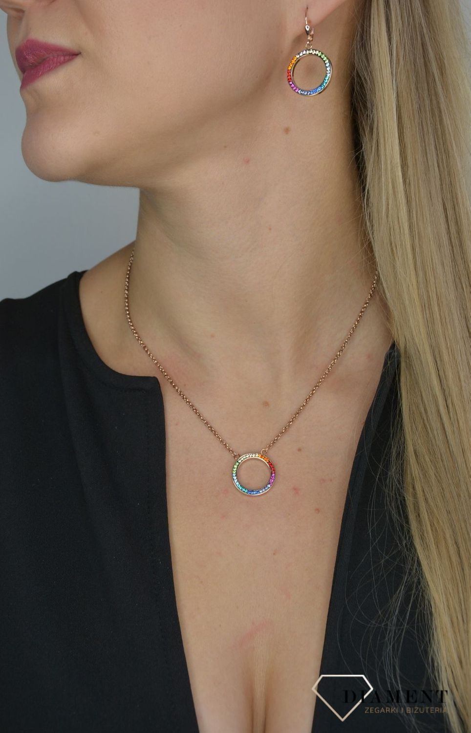 Piękne kolczyki damskie Swarovski kolorowe wiszące kółka De Lion 4957201500 wpisują się w obowiązujące trendy i wyglądają niezwykle efektownie jak dodatek do wielu stylizacji..jpg