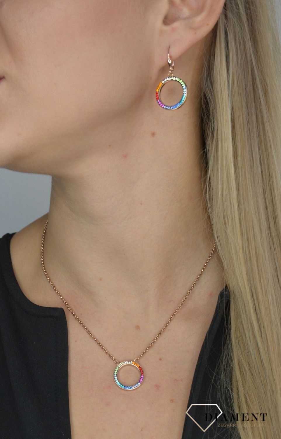 Piękne kolczyki damskie Swarovski kolorowe wiszące kółka De Lion 4957201500 wpisują się w obowiązujące trendy i wyglądają niezwykle efektownie jak dodatek do wielu stylizacji..jpg