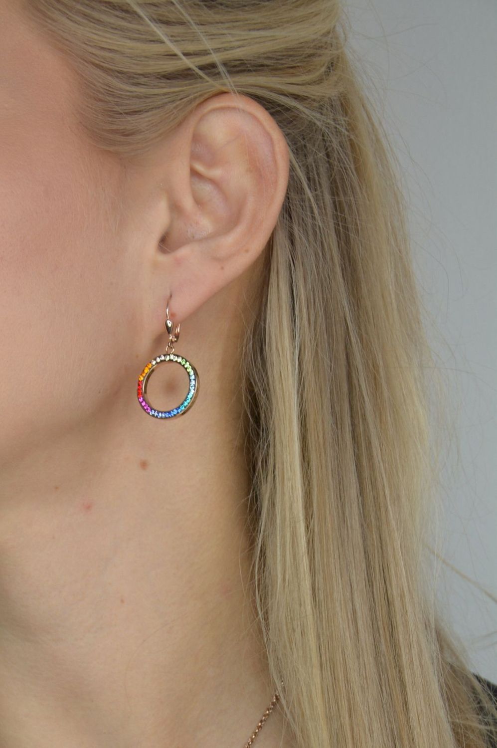 Piękne kolczyki damskie Swarovski kolorowe wiszące kółka De Lion 4957201500 wpisują się w obowiązujące trendy i wyglądają niezwykle efektownie jak dodatek do wielu stylizacji..jpg