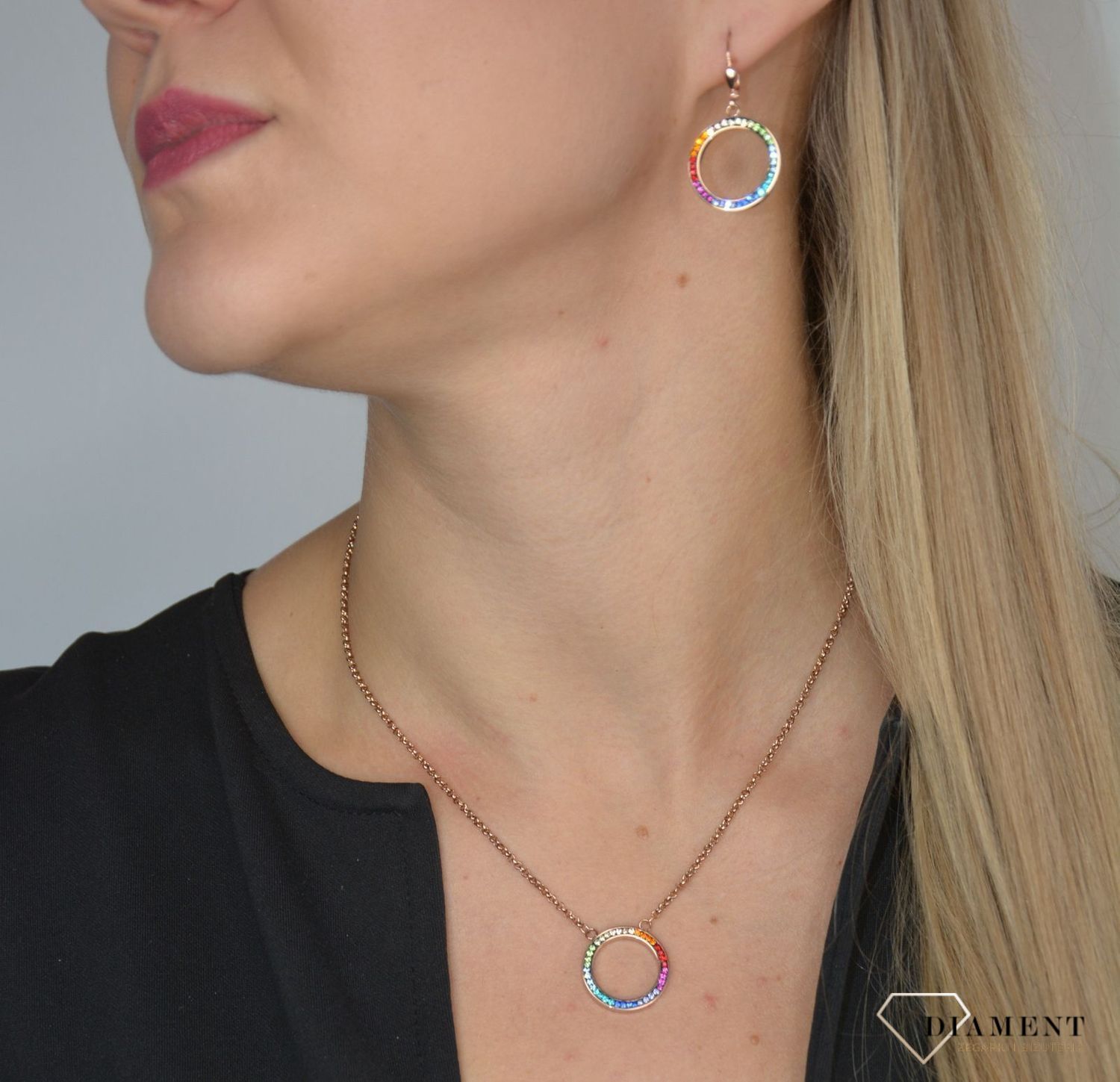 Piękne kolczyki damskie Swarovski kolorowe wiszące kółka De Lion 4957201500 wpisują się w obowiązujące trendy i wyglądają niezwykle efektownie jak dodatek do wielu stylizacji..jpg