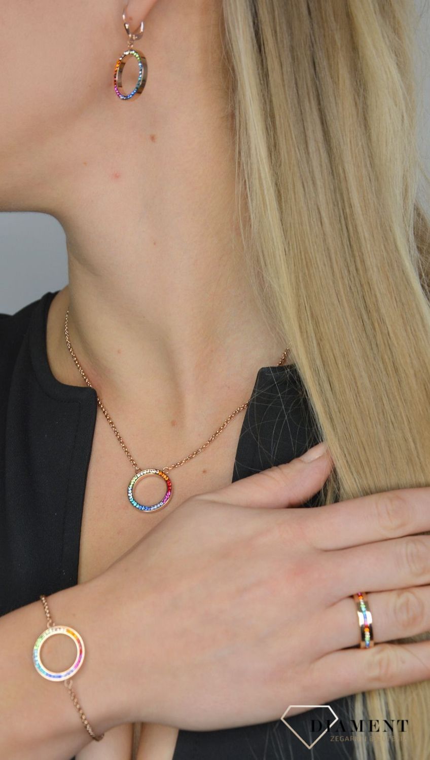 Piękne kolczyki damskie Swarovski kolorowe wiszące kółka De Lion 4957201500 wpisują się w obowiązujące trendy i wyglądają niezwykle efektownie jak dodatek do wielu stylizacji..jpg