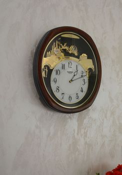 Ścienny zegar RHYTHM karoca, koń 4MH762WD23 to brązowy zegar z kryształkami swarovskiego (2).JPG
