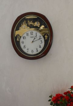 Ścienny zegar RHYTHM karoca, koń 4MH762WD23 to brązowy zegar z kryształkami swarovskiego (4).JPG