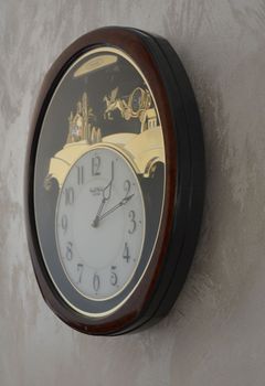Ścienny zegar RHYTHM karoca, koń 4MH762WD23 to brązowy zegar z kryształkami swarovskiego (5).JPG