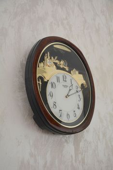 Ścienny zegar RHYTHM karoca, koń 4MH762WD23 to brązowy zegar z kryształkami swarovskiego (6).JPG
