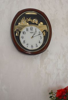 Ścienny zegar RHYTHM karoca, koń 4MH762WD23 to brązowy zegar z kryształkami swarovskiego (7).JPG