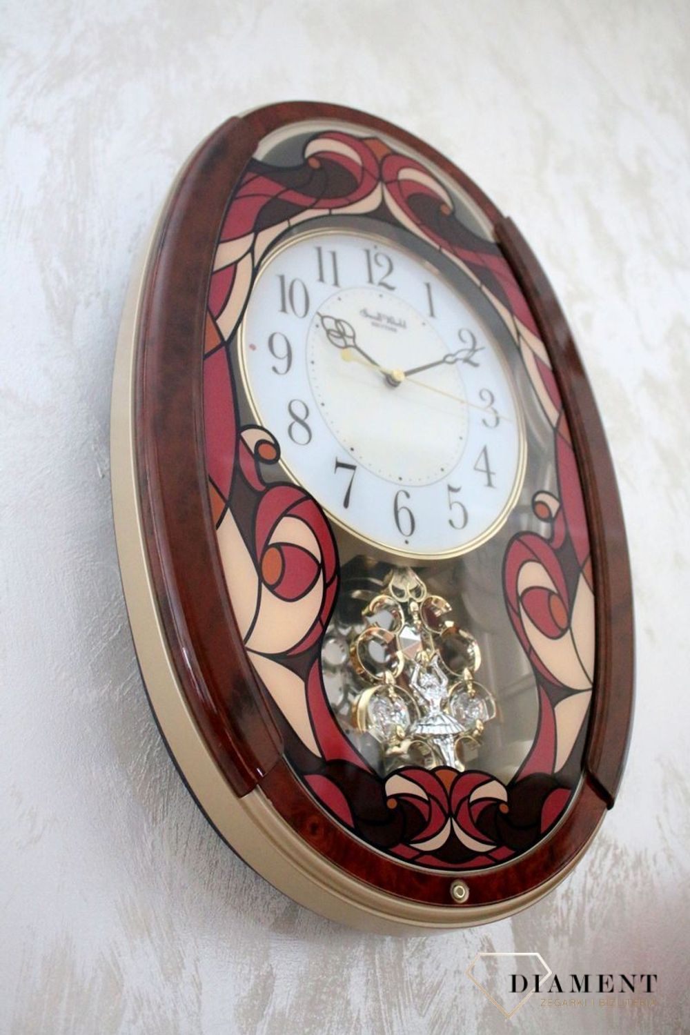 Dekoracyjny zegar ścienny Rhythm 4MJ430WD01 z 22 melodiami, szkłem z kolorowym witrażem i japońskim mechanizmem kwarcowym. Styl i precyzja dla Twojego salonu..jpg