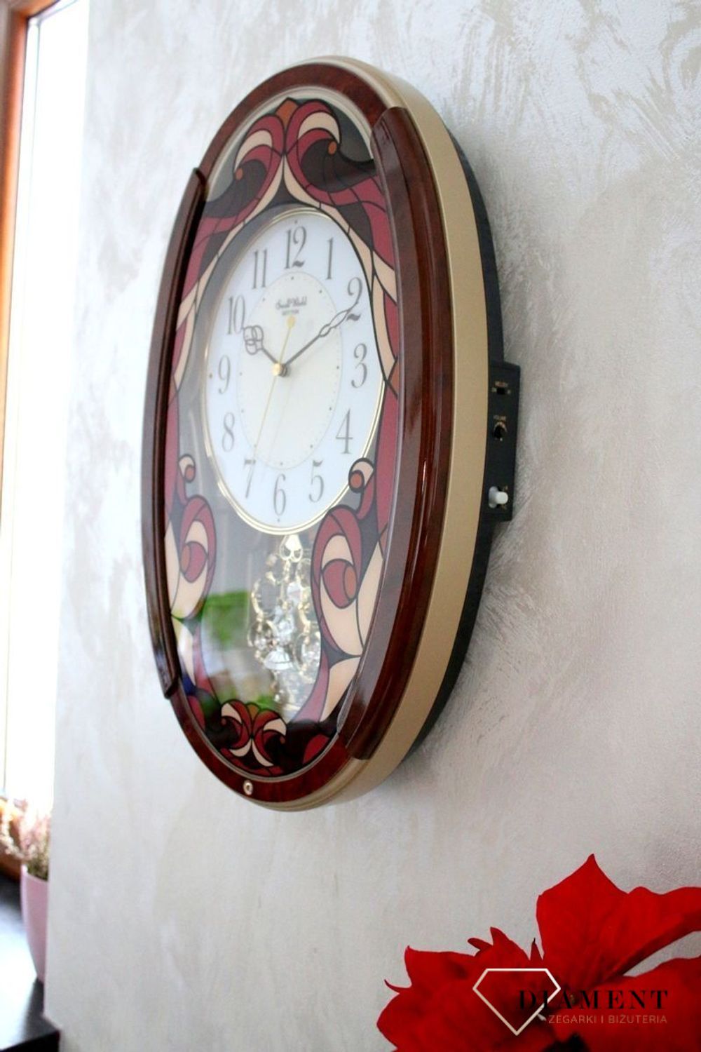 Dekoracyjny zegar ścienny Rhythm 4MJ430WD01 z 22 melodiami, szkłem z kolorowym witrażem i japońskim mechanizmem kwarcowym. Styl i precyzja dla Twojego salonu..jpg