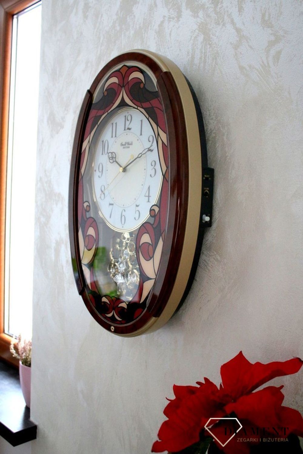 Dekoracyjny zegar ścienny Rhythm 4MJ430WD01 z 22 melodiami, szkłem z kolorowym witrażem i japońskim mechanizmem kwarcowym. Styl i precyzja dla Twojego salonu..jpg