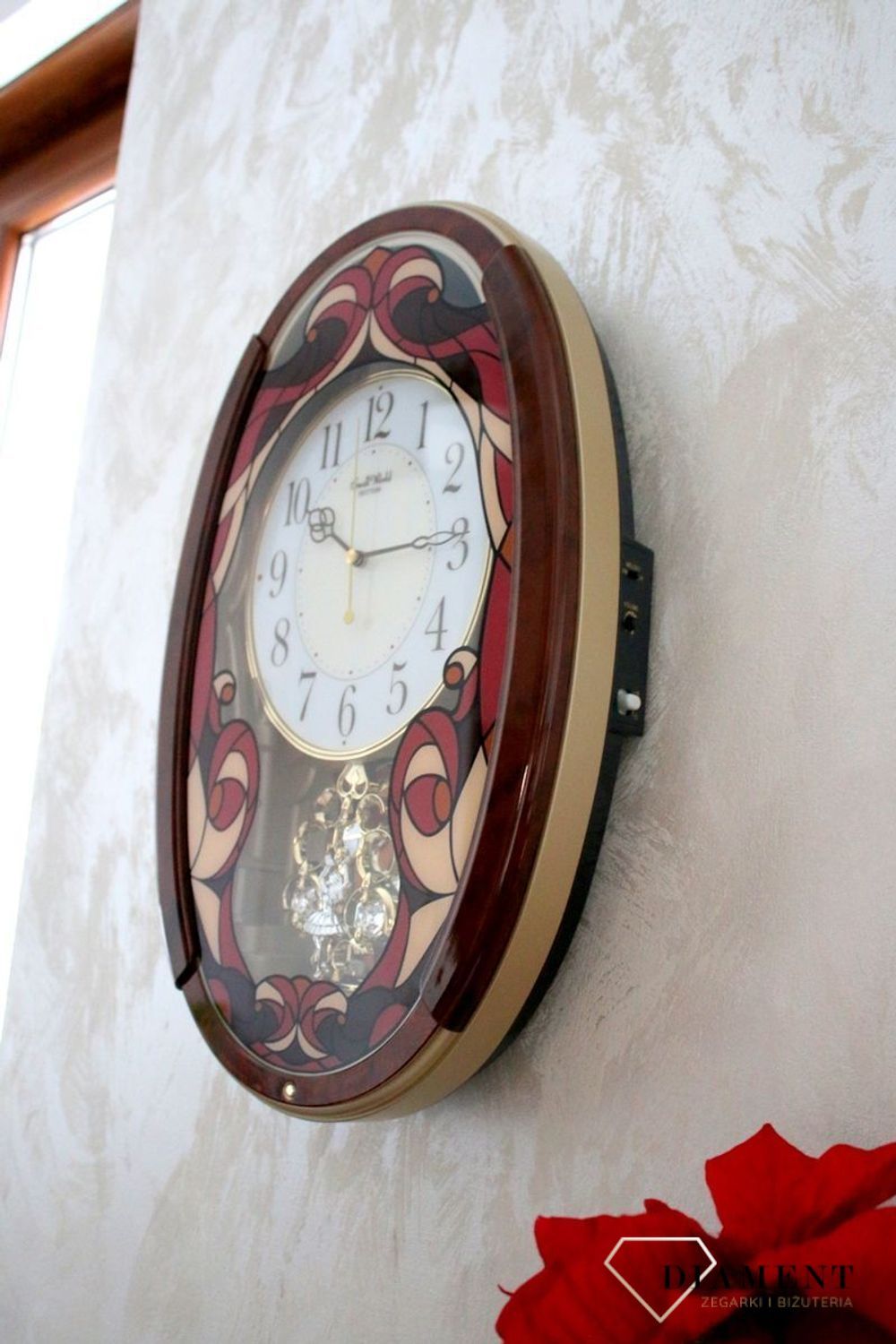 Dekoracyjny zegar ścienny Rhythm 4MJ430WD01 z 22 melodiami, szkłem z kolorowym witrażem i japońskim mechanizmem kwarcowym. Styl i precyzja dla Twojego salonu..jpg