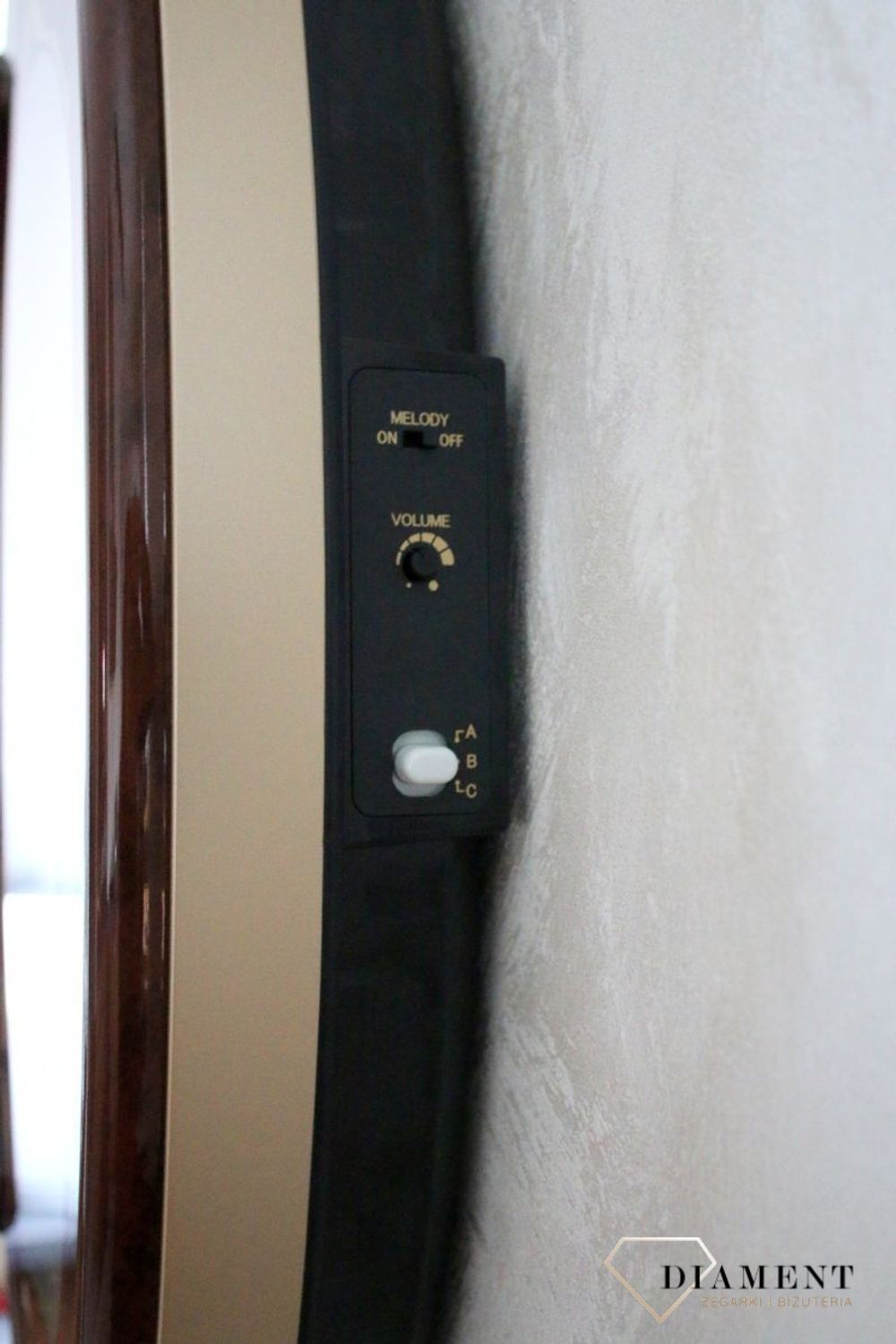 Dekoracyjny zegar ścienny Rhythm 4MJ430WD01 z 22 melodiami, szkłem z kolorowym witrażem i japońskim mechanizmem kwarcowym. Styl i precyzja dla Twojego salonu..jpg