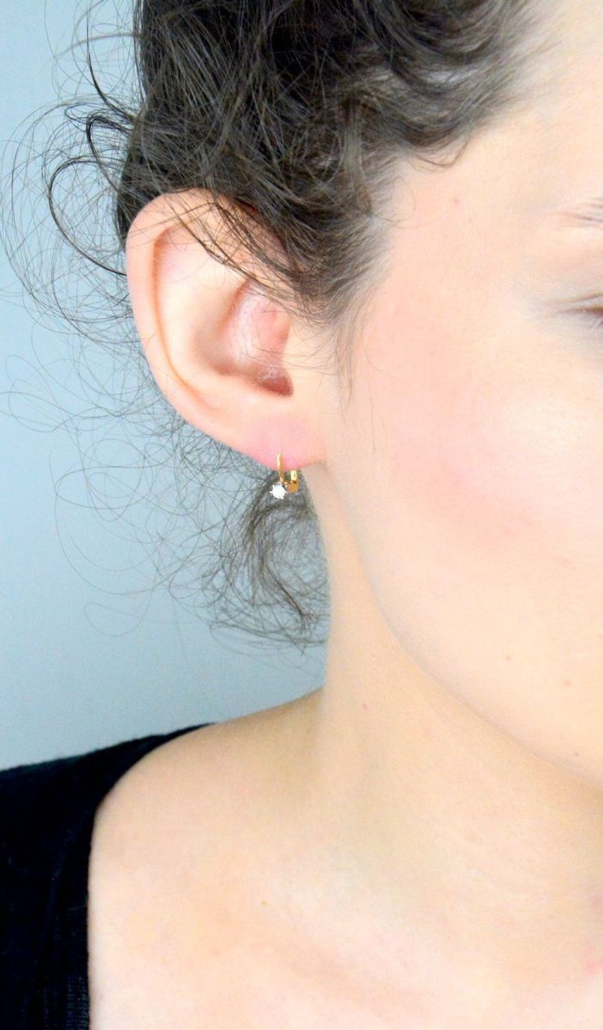 Złote kolczyki damskie 585 z Diamentem żółte złoto Kolczyki wykonana ze złota próby 585. Kolczyki mają dwa brylanty o łącznej wielkości 0,16 ct, czystości SI oraz barwie H. Waga około 1,58 gr 1.jpg