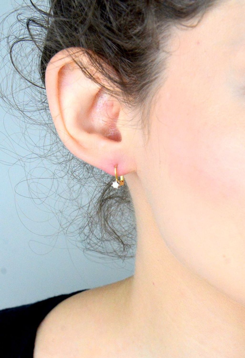 Złote kolczyki damskie 585 z Diamentem żółte złoto Kolczyki wykonana ze złota próby 585. Kolczyki mają dwa brylanty o łącznej wielkości 0,16 ct, czystości SI oraz barwie H. Waga około 1,58 gr 1.jpg