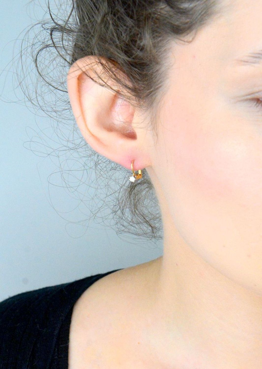 Złote kolczyki damskie 585 z Diamentem żółte złoto Kolczyki wykonana ze złota próby 585. Kolczyki mają dwa brylanty o łącznej wielkości 0,16 ct, czystości SI oraz barwie H. Waga około 1,58 gr 1.jpg