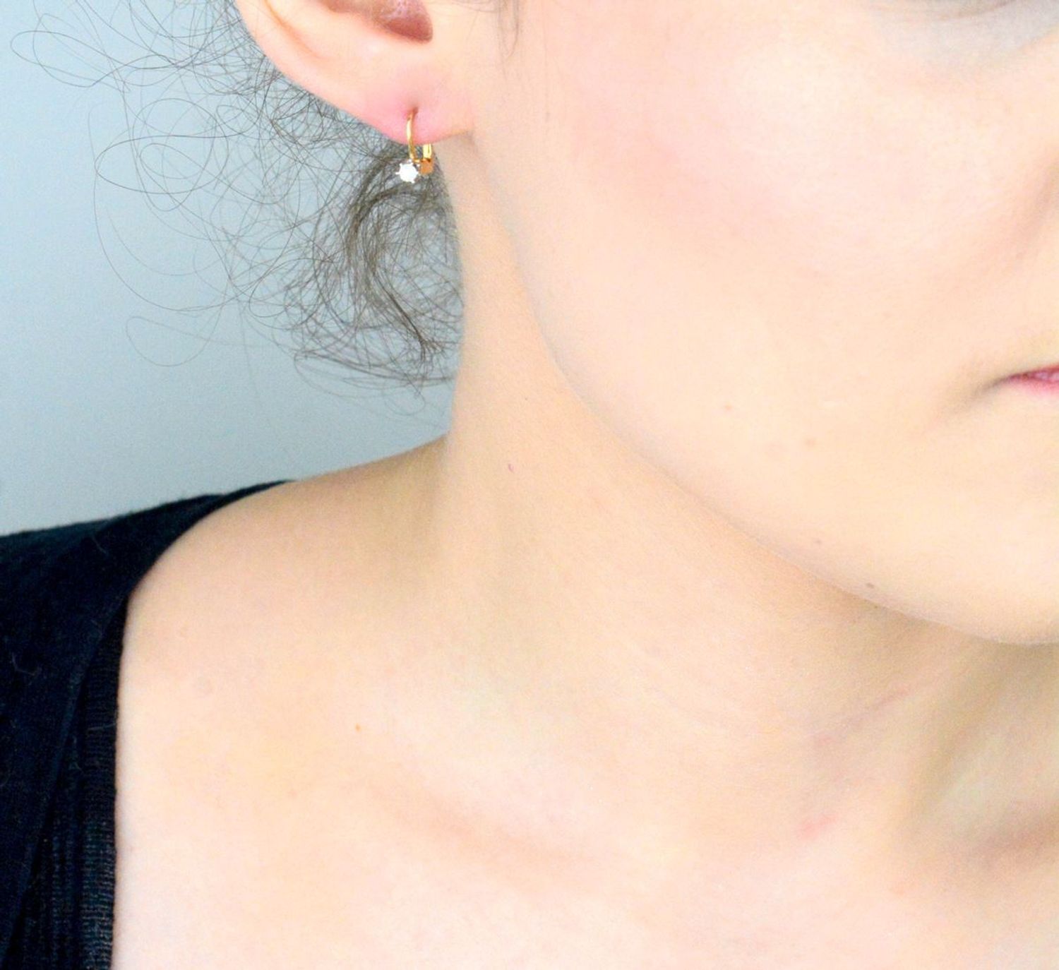 Złote kolczyki damskie 585 z Diamentem żółte złoto Kolczyki wykonana ze złota próby 585. Kolczyki mają dwa brylanty o łącznej wielkości 0,16 ct, czystości SI oraz barwie H. Waga około 1,58 gr 1.jpg