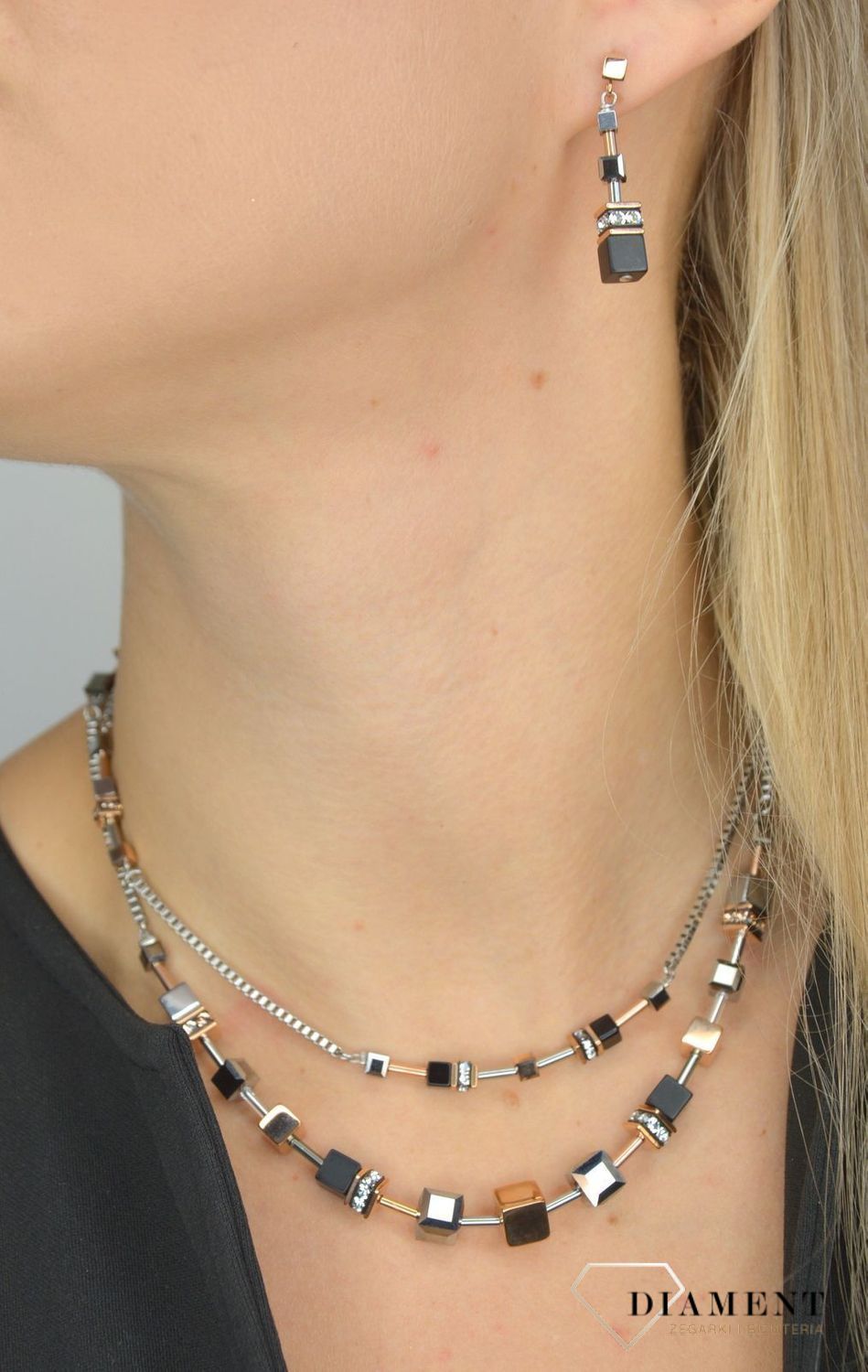 Kolczyki damskie Coeur De Lion onyks 5008211631 wpisują się w obowiązujące trendy i wyglądają niezwykle efektownie jak dodatek do wielu stylizacji..jpg