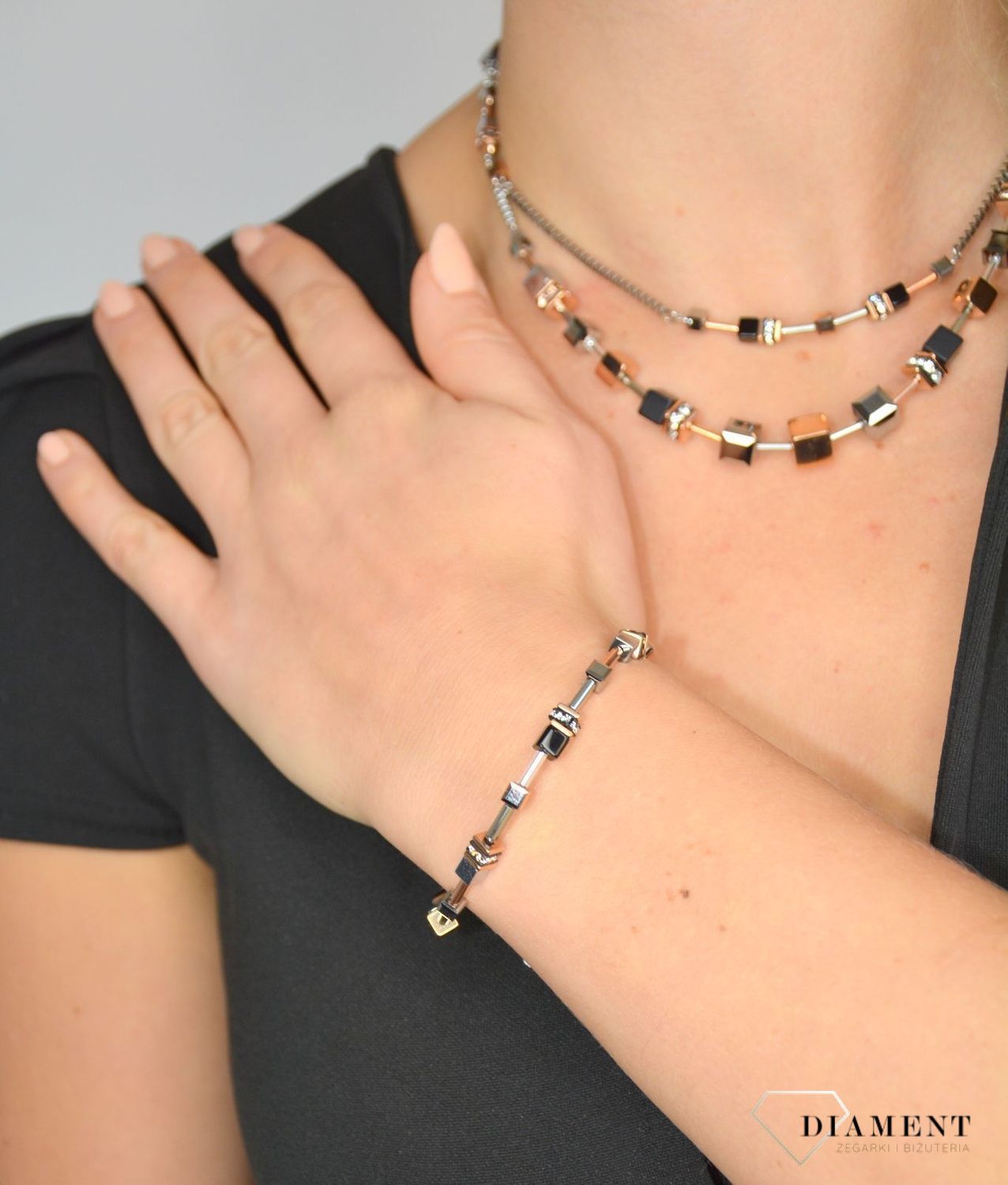 Piękna Bransoletka damska Swarovski Coeur De Lion onyks ozdobiona kryształami Swarovski® to idealny pomysł na prezent dla kobiety oraz jako dodatek do wielu stylizacji..webp