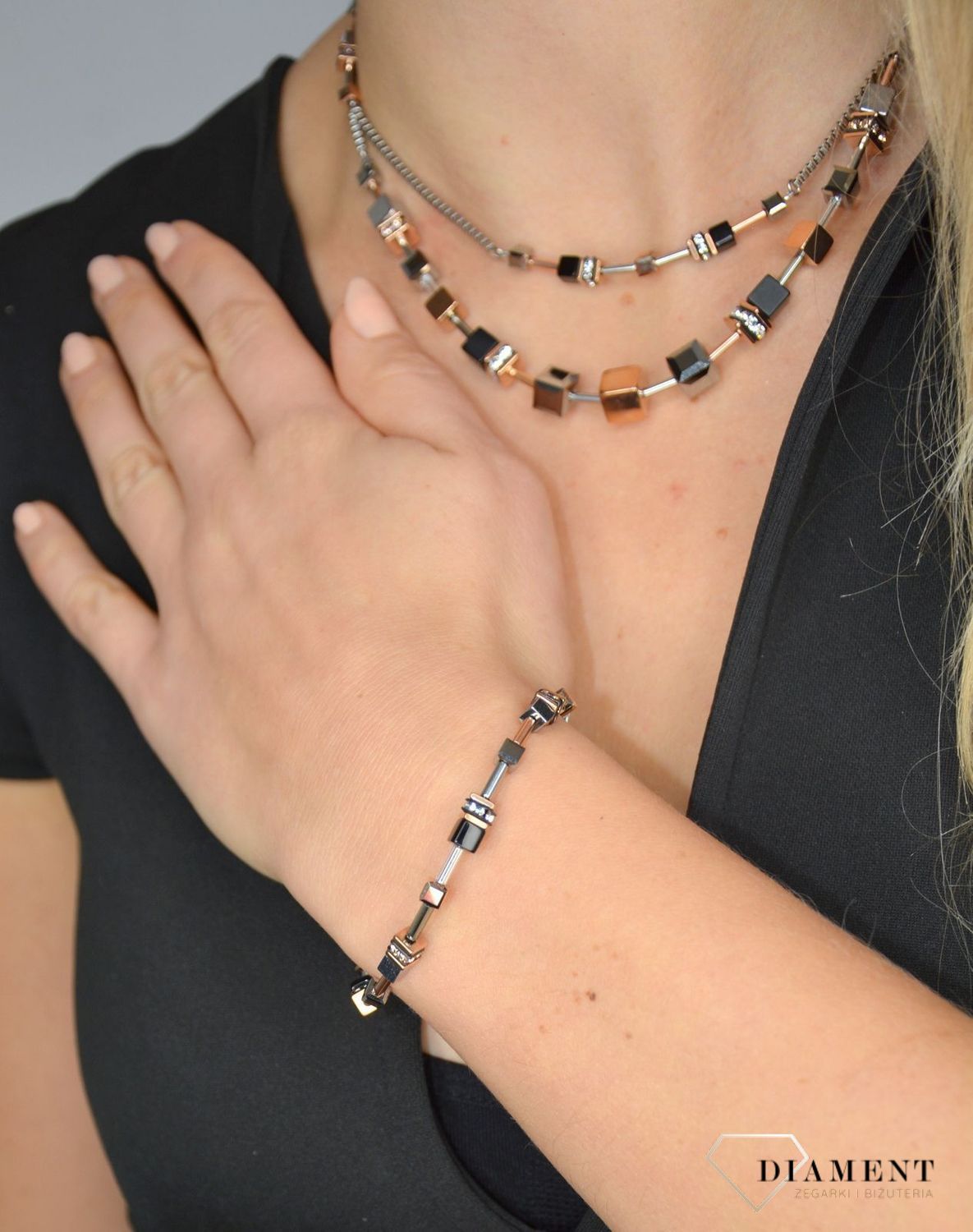 Piękna Bransoletka damska Swarovski Coeur De Lion onyks ozdobiona kryształami Swarovski® to idealny pomysł na prezent dla kobiety oraz jako dodatek do wielu stylizacji..webp