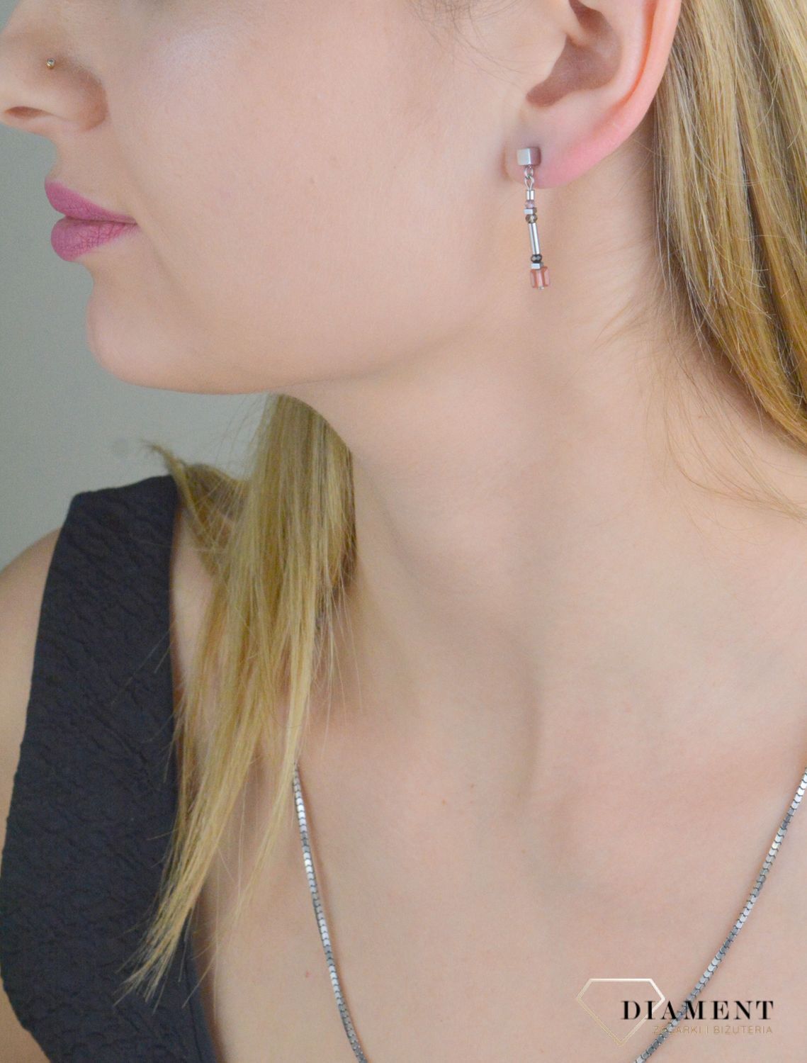 Kolczyki damskie Coeur de Lion Multicolour Art Nouveau 5027211578. Kolczyki z kryształem Swarovskiego. Damskie kolczyki wiszące Coeur de Lion. Kolczyki z różówym kryształem. Kolczyki stalowe Coeur de Lion idealne na prezent..jpg