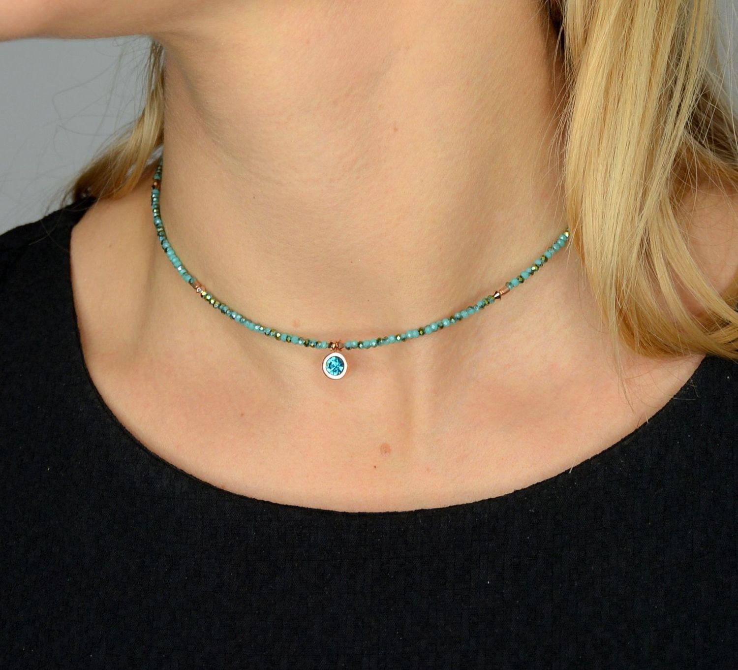 Naszyjnik damski Swarovski zielone kryształy Coeur De Lion 5033100624. Piękny naszyjnik damski Coeur de Lion ozdobiona kryształami Swarovski® to idealny pomysł na prezent dla kobiety oraz jako dodatek do wiel.jpg