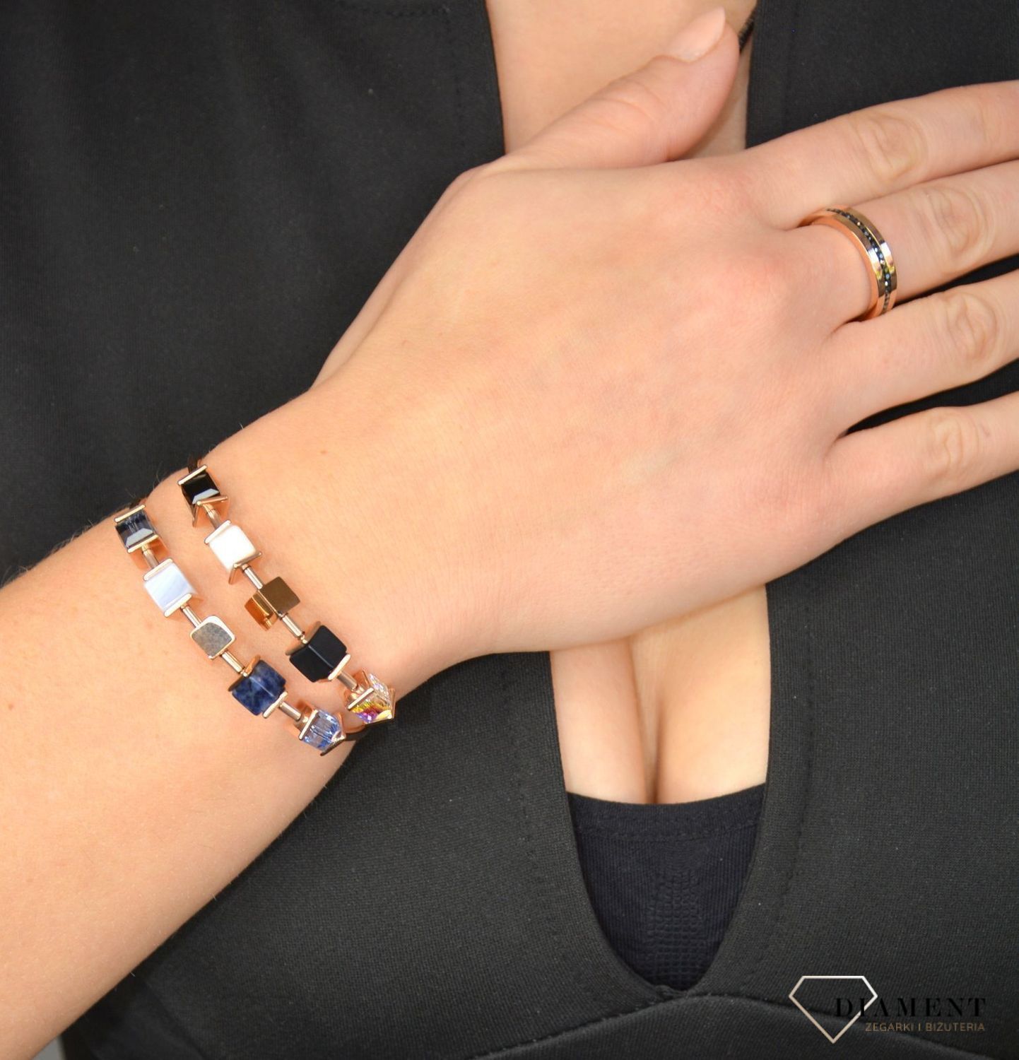 Piękna Bransoletka damska Swarovski Coeur De Lion granatowy sodalit i jasnoniebieski chalcedon, ozdobiona kryształami Swarovski® to idealny pomysł na prezent dla kobiety oraz jako dodatek do wielu stylizacji..jpg